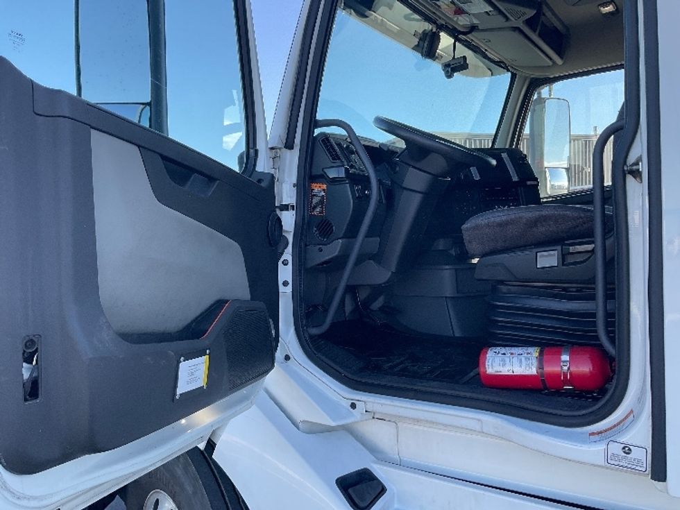 Sleeper Tractor-Heavy Duty Tractors-Volvo-2023-VNL64860-Pasco-WA-712,197\n\t\tmiles-$ 68,000 - Image 9