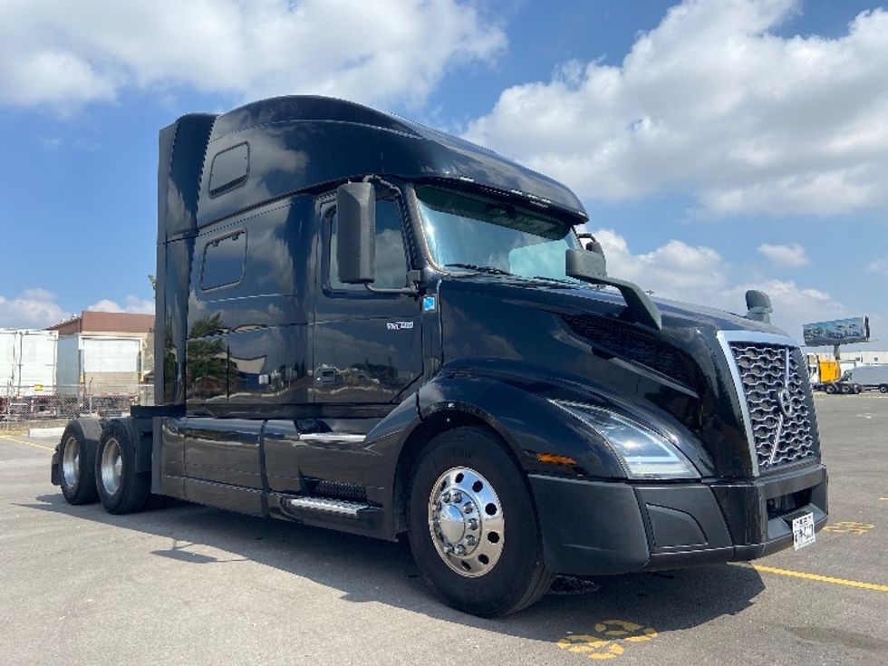 Sleeper Tractor-Heavy Duty Tractors-Volvo-2023-VNL64860-San Antonio-TX-492,298\n\t\tmiles-$ 89,250 - Image 1