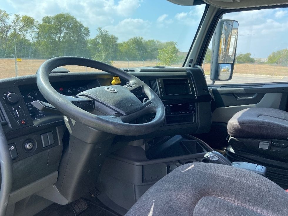 Sleeper Tractor-Heavy Duty Tractors-Volvo-2023-VNL64860-San Antonio-TX-492,298\n\t\tmiles-$ 89,250 - Image 10