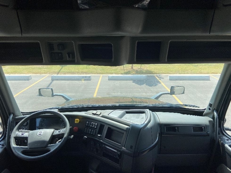 Sleeper Tractor-Heavy Duty Tractors-Volvo-2023-VNL64860-San Antonio-TX-492,298\n\t\tmiles-$ 89,250 - Image 12