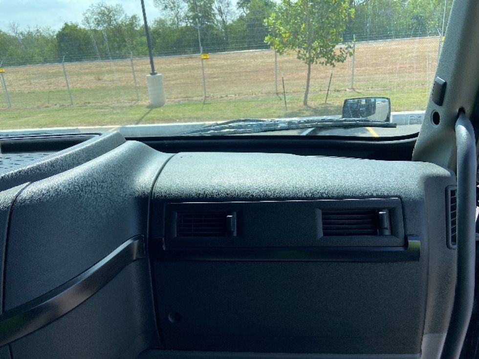 Sleeper Tractor-Heavy Duty Tractors-Volvo-2023-VNL64860-San Antonio-TX-492,298\n\t\tmiles-$ 89,250 - Image 14