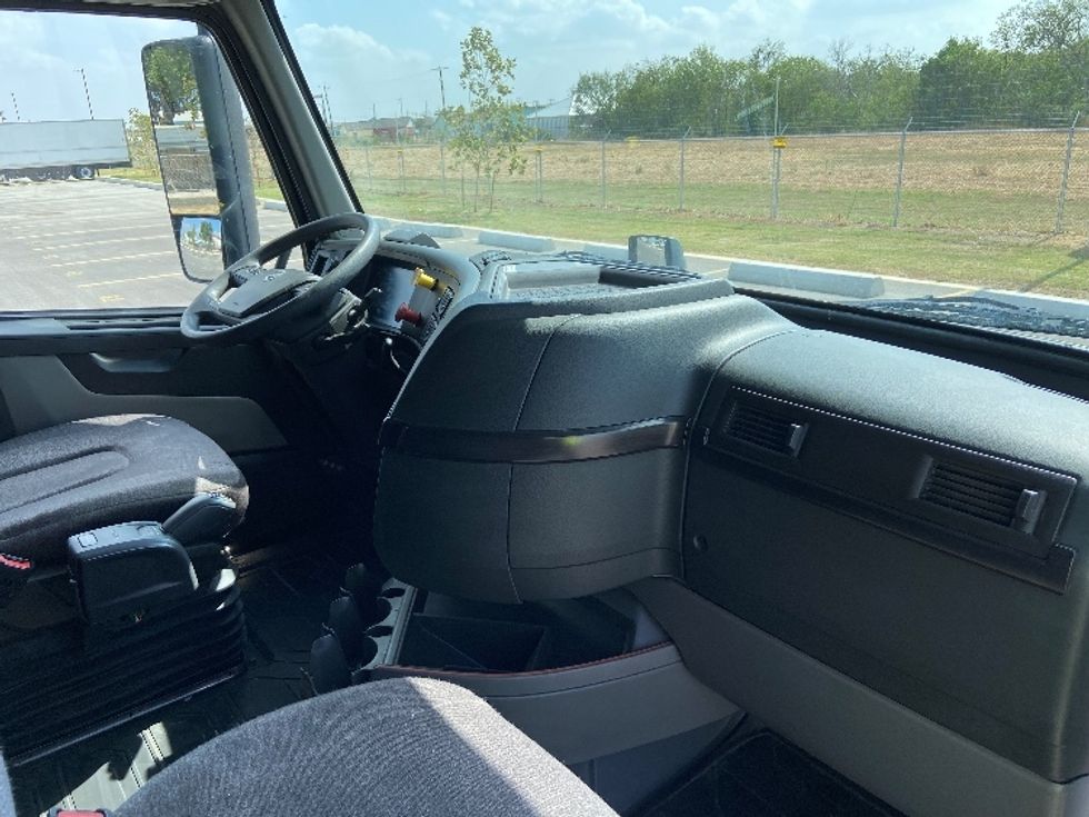 Sleeper Tractor-Heavy Duty Tractors-Volvo-2023-VNL64860-San Antonio-TX-492,298\n\t\tmiles-$ 89,250 - Image 15