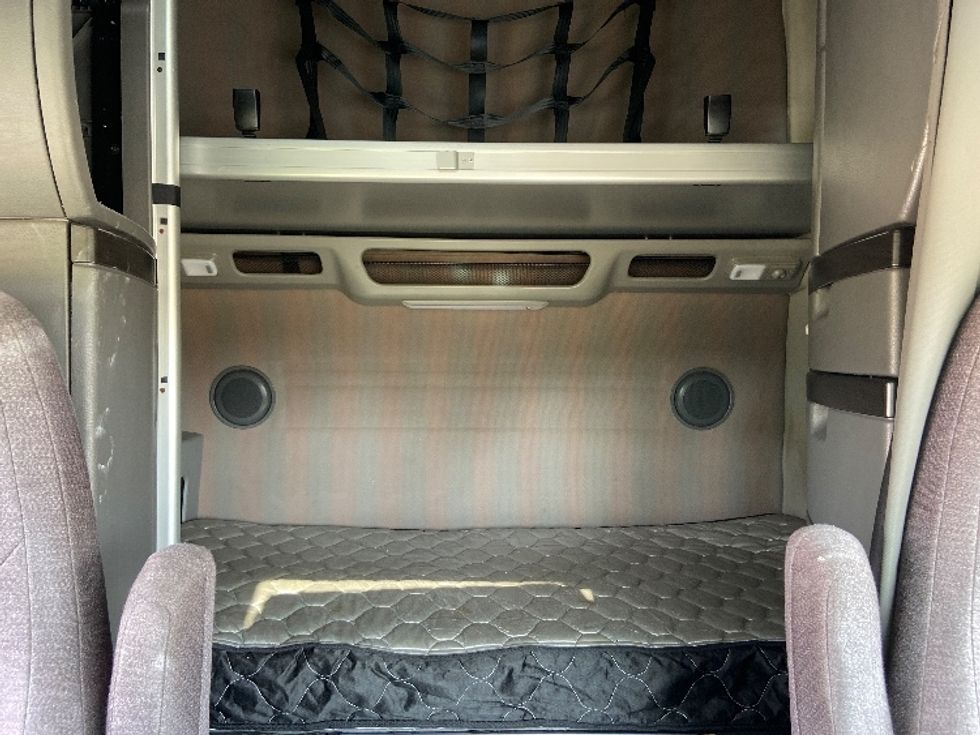 Sleeper Tractor-Heavy Duty Tractors-Volvo-2023-VNL64860-San Antonio-TX-492,298\n\t\tmiles-$ 89,250 - Image 16