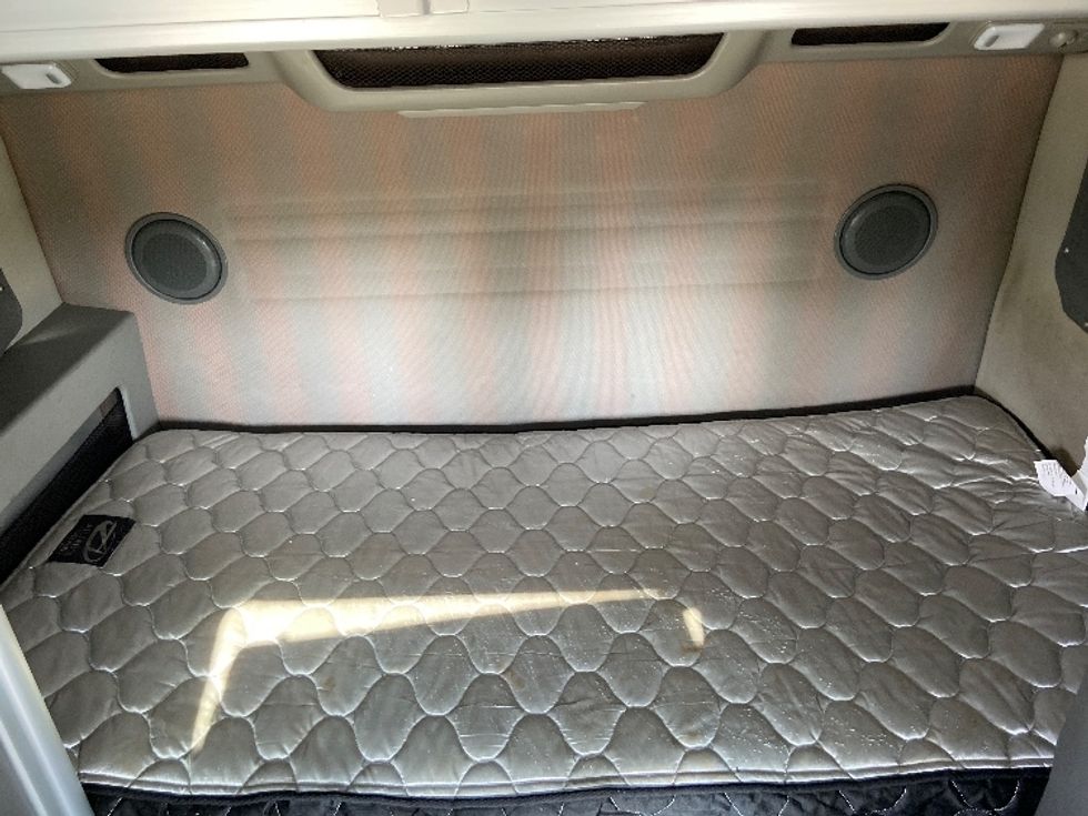 Sleeper Tractor-Heavy Duty Tractors-Volvo-2023-VNL64860-San Antonio-TX-492,298\n\t\tmiles-$ 89,250 - Image 17