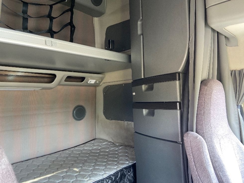 Sleeper Tractor-Heavy Duty Tractors-Volvo-2023-VNL64860-San Antonio-TX-492,298\n\t\tmiles-$ 89,250 - Image 18