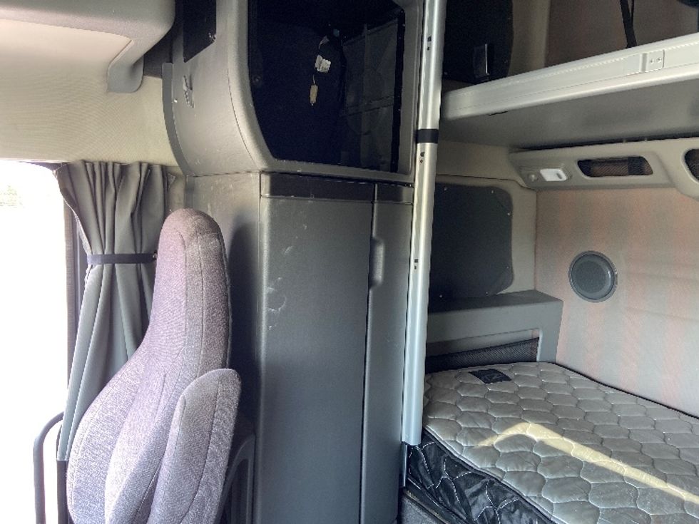 Sleeper Tractor-Heavy Duty Tractors-Volvo-2023-VNL64860-San Antonio-TX-492,298\n\t\tmiles-$ 89,250 - Image 19