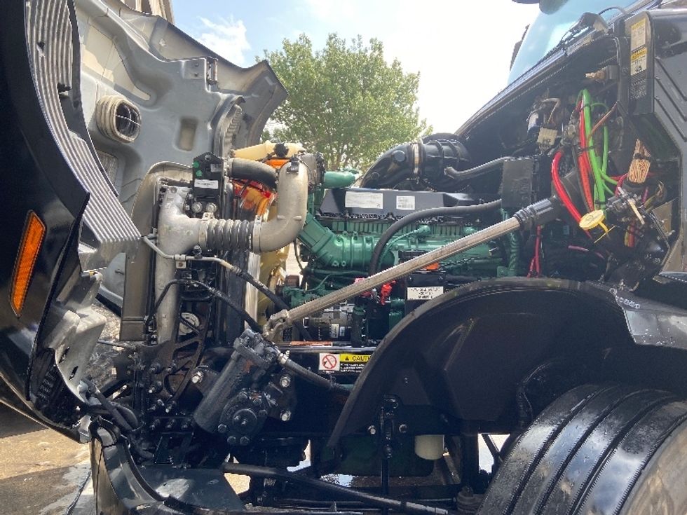 Sleeper Tractor-Heavy Duty Tractors-Volvo-2023-VNL64860-San Antonio-TX-492,298\n\t\tmiles-$ 89,250 - Image 21