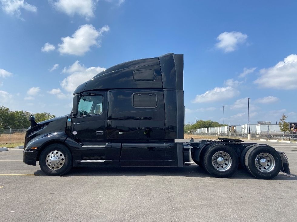 Sleeper Tractor-Heavy Duty Tractors-Volvo-2023-VNL64860-San Antonio-TX-492,298\n\t\tmiles-$ 89,250 - Image 4