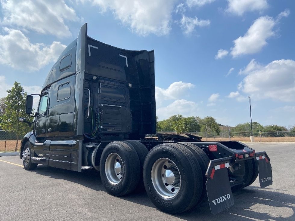 Sleeper Tractor-Heavy Duty Tractors-Volvo-2023-VNL64860-San Antonio-TX-492,298\n\t\tmiles-$ 89,250 - Image 5