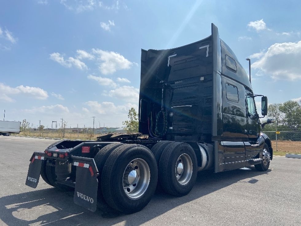 Sleeper Tractor-Heavy Duty Tractors-Volvo-2023-VNL64860-San Antonio-TX-492,298\n\t\tmiles-$ 89,250 - Image 7