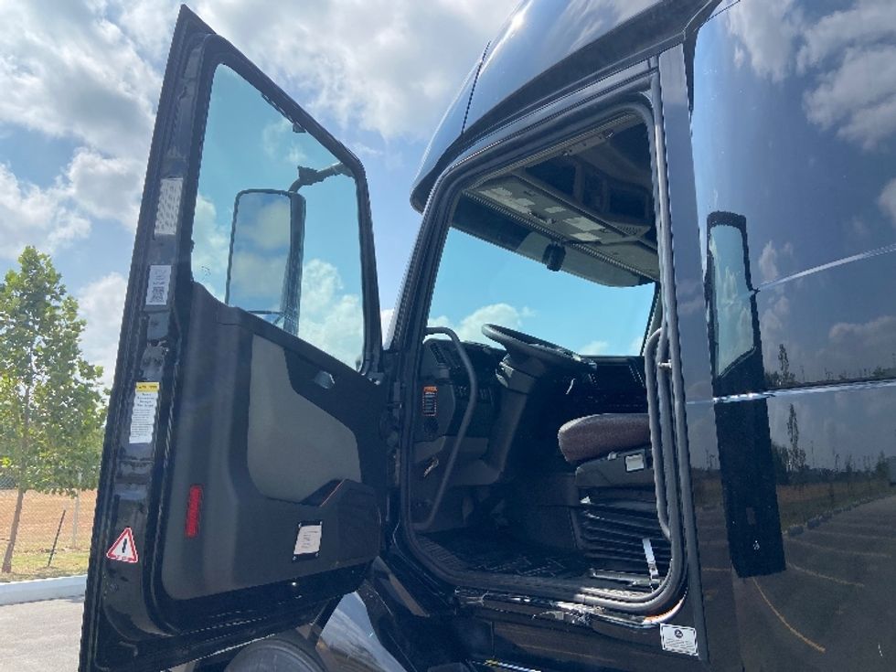Sleeper Tractor-Heavy Duty Tractors-Volvo-2023-VNL64860-San Antonio-TX-492,298\n\t\tmiles-$ 89,250 - Image 9