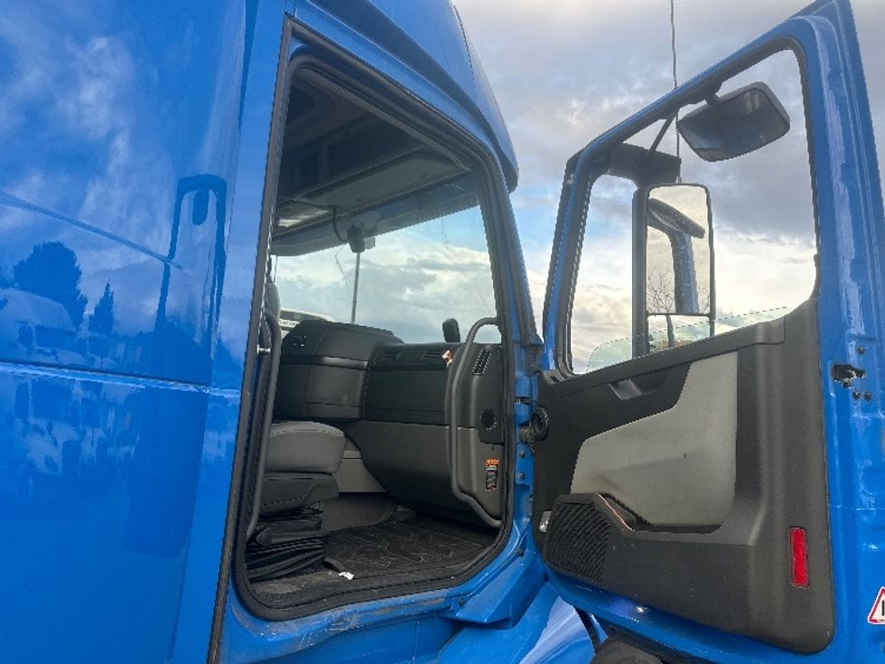 Sleeper Tractor-Heavy Duty Tractors-Volvo-2023-VNL64860-Sparks-NV-769,849\n\t\tmiles-$ 61,000 - Image 13