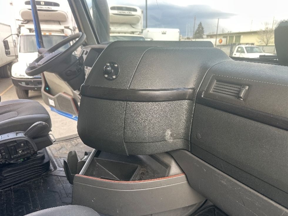 Sleeper Tractor-Heavy Duty Tractors-Volvo-2023-VNL64860-Sparks-NV-769,849\n\t\tmiles-$ 61,000 - Image 15