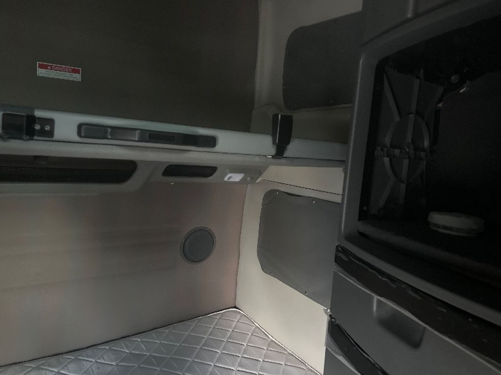 Sleeper Tractor-Heavy Duty Tractors-Volvo-2023-VNL64860-Sparks-NV-769,849\n\t\tmiles-$ 61,000 - Image 17