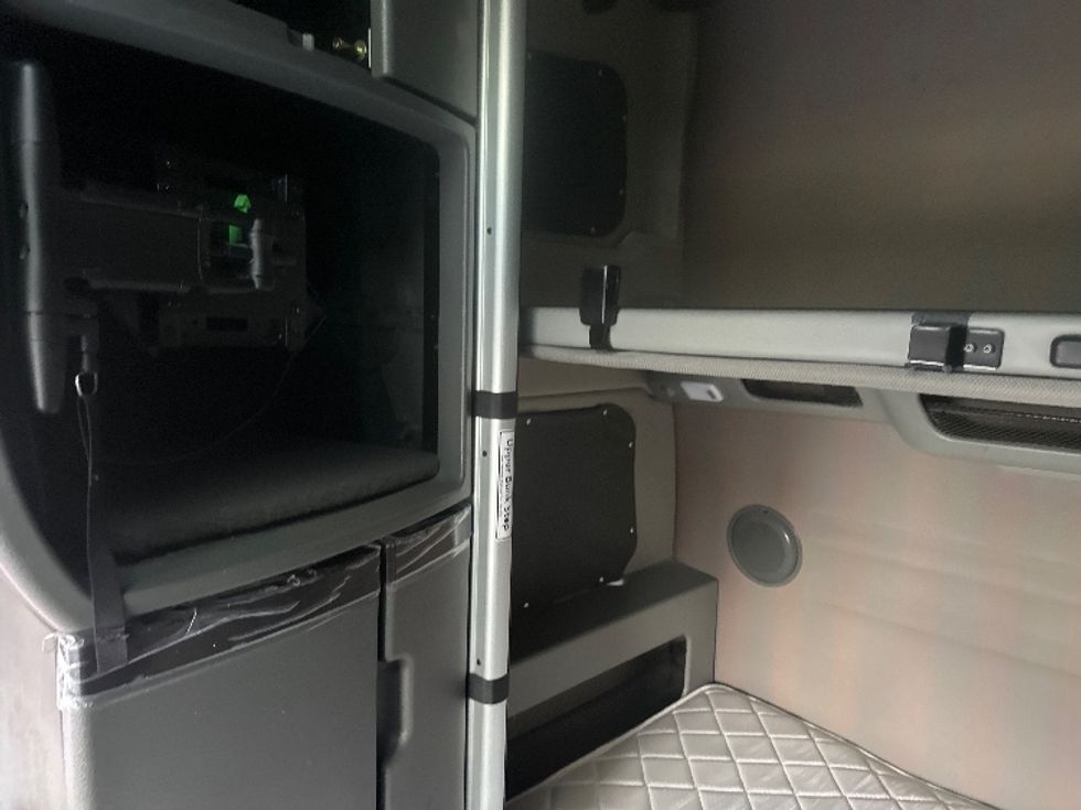 Sleeper Tractor-Heavy Duty Tractors-Volvo-2023-VNL64860-Sparks-NV-769,849\n\t\tmiles-$ 61,000 - Image 18