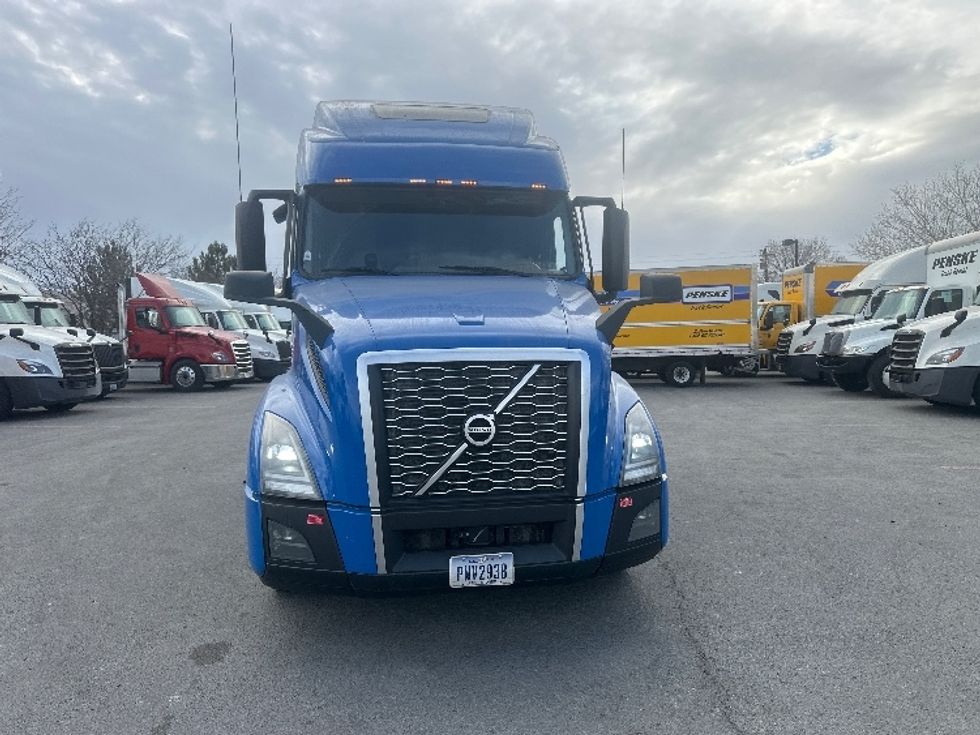 Sleeper Tractor-Heavy Duty Tractors-Volvo-2023-VNL64860-Sparks-NV-769,849\n\t\tmiles-$ 61,000 - Image 2