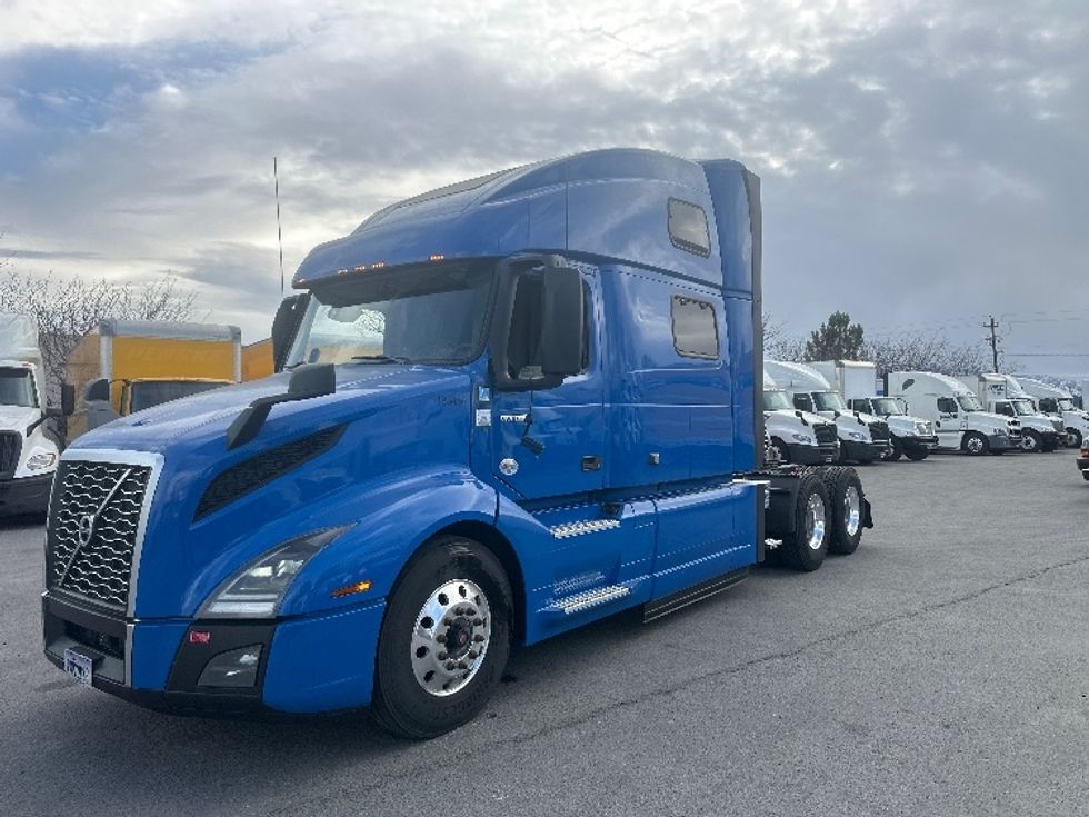 Sleeper Tractor-Heavy Duty Tractors-Volvo-2023-VNL64860-Sparks-NV-769,849\n\t\tmiles-$ 61,000 - Image 3