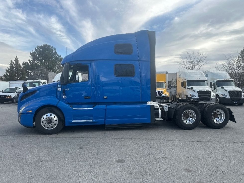 Sleeper Tractor-Heavy Duty Tractors-Volvo-2023-VNL64860-Sparks-NV-769,849\n\t\tmiles-$ 61,000 - Image 4