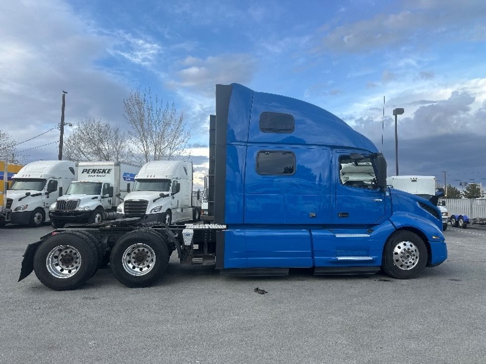 Sleeper Tractor-Heavy Duty Tractors-Volvo-2023-VNL64860-Sparks-NV-769,849\n\t\tmiles-$ 61,000 - Image 8