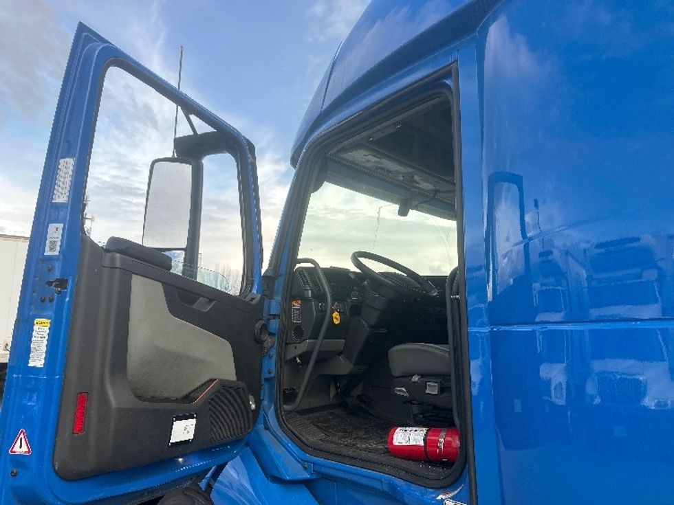 Sleeper Tractor-Heavy Duty Tractors-Volvo-2023-VNL64860-Sparks-NV-769,849\n\t\tmiles-$ 61,000 - Image 9