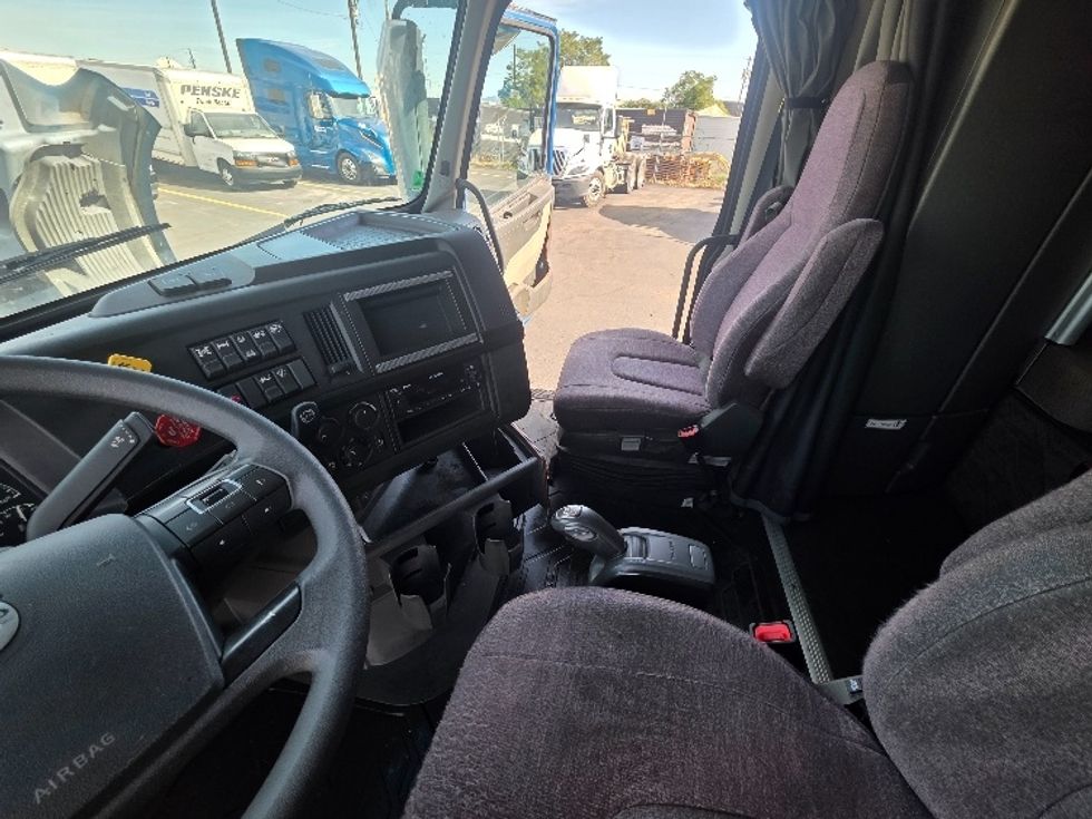 Sleeper Tractor-Heavy Duty Tractors-Volvo-2023-VNL64860-Spokane Valley-WA-446,908\n\t\tmiles-$ 102,000 - Image 10