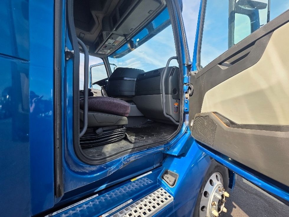 Sleeper Tractor-Heavy Duty Tractors-Volvo-2023-VNL64860-Spokane Valley-WA-446,908\n\t\tmiles-$ 102,000 - Image 13