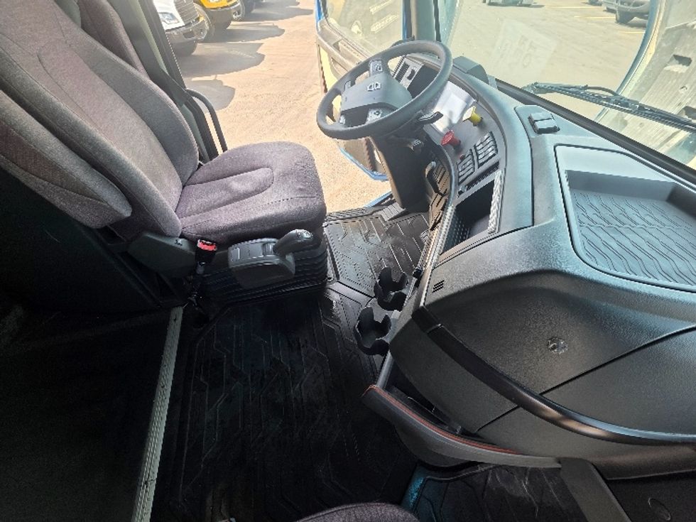 Sleeper Tractor-Heavy Duty Tractors-Volvo-2023-VNL64860-Spokane Valley-WA-446,908\n\t\tmiles-$ 102,000 - Image 15