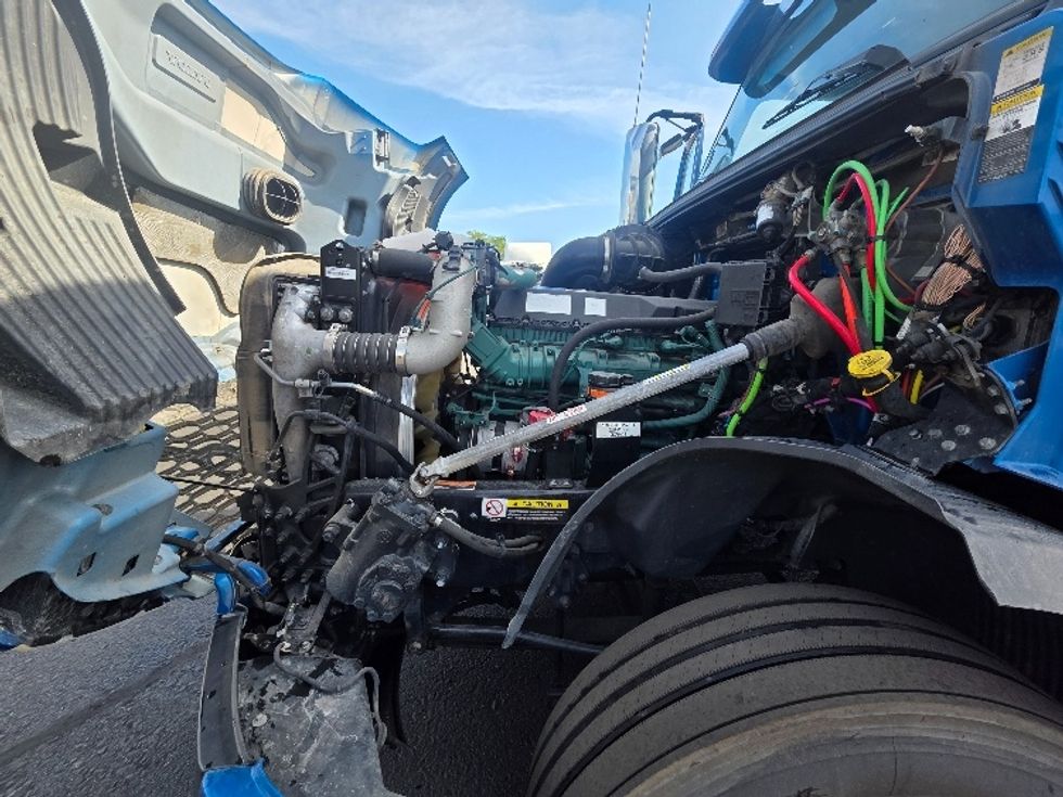 Sleeper Tractor-Heavy Duty Tractors-Volvo-2023-VNL64860-Spokane Valley-WA-446,908\n\t\tmiles-$ 102,000 - Image 21