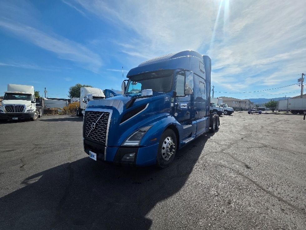 Sleeper Tractor-Heavy Duty Tractors-Volvo-2023-VNL64860-Spokane Valley-WA-446,908\n\t\tmiles-$ 102,000 - Image 3