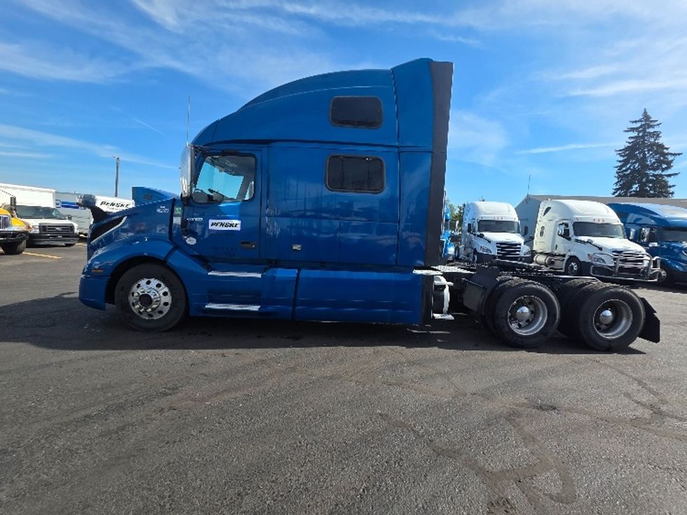 Sleeper Tractor-Heavy Duty Tractors-Volvo-2023-VNL64860-Spokane Valley-WA-446,908\n\t\tmiles-$ 102,000 - Image 4