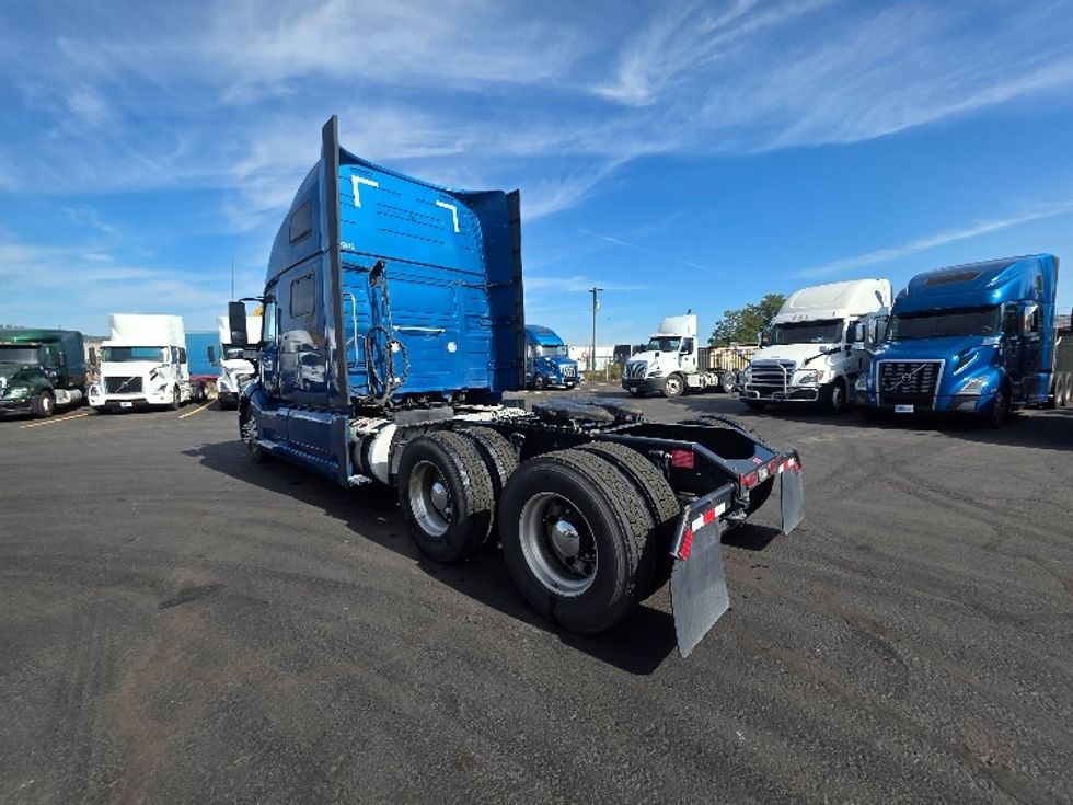 Sleeper Tractor-Heavy Duty Tractors-Volvo-2023-VNL64860-Spokane Valley-WA-446,908\n\t\tmiles-$ 102,000 - Image 5