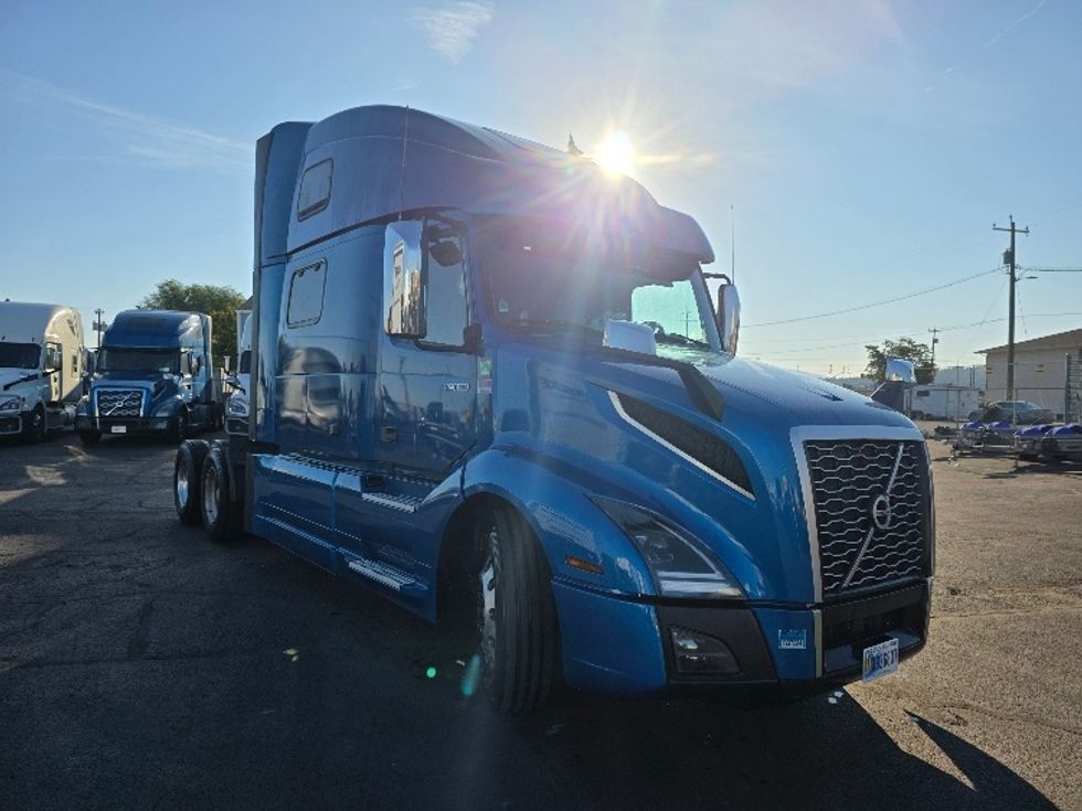 Sleeper Tractor-Heavy Duty Tractors-Volvo-2023-VNL64860-Spokane Valley-WA-481,985\n\t\tmiles-$ 98,500 - Image 1