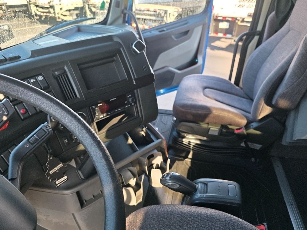 Sleeper Tractor-Heavy Duty Tractors-Volvo-2023-VNL64860-Spokane Valley-WA-481,985\n\t\tmiles-$ 98,500 - Image 10
