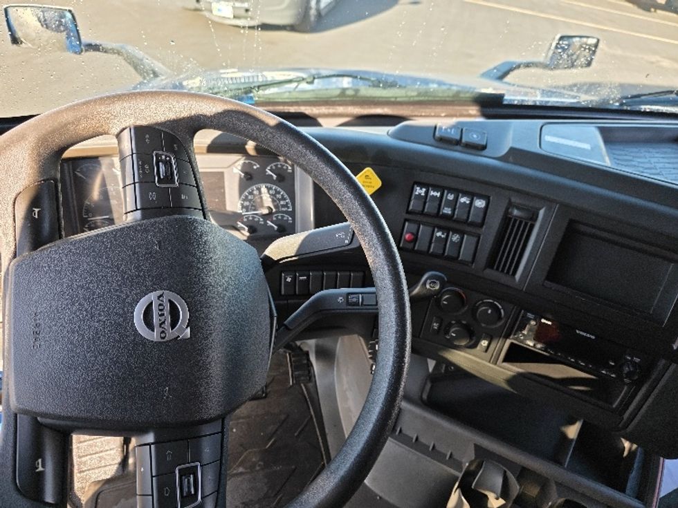 Sleeper Tractor-Heavy Duty Tractors-Volvo-2023-VNL64860-Spokane Valley-WA-481,985\n\t\tmiles-$ 98,500 - Image 11