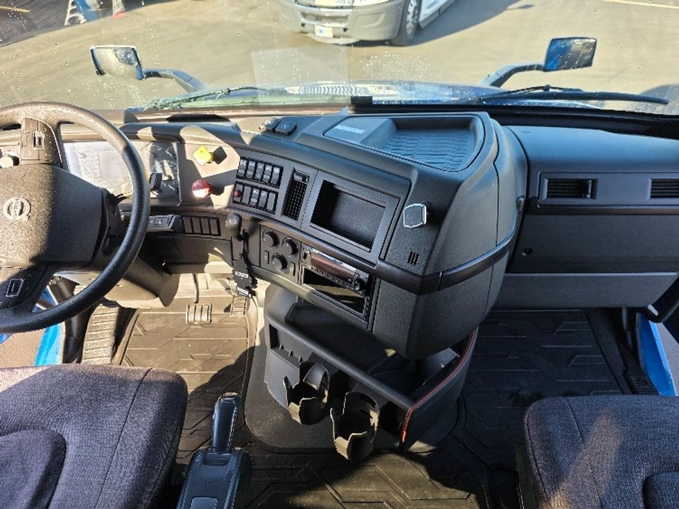 Sleeper Tractor-Heavy Duty Tractors-Volvo-2023-VNL64860-Spokane Valley-WA-481,985\n\t\tmiles-$ 98,500 - Image 12
