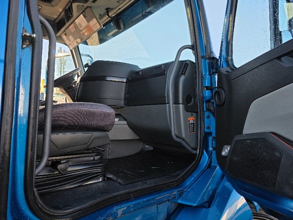 Sleeper Tractor-Heavy Duty Tractors-Volvo-2023-VNL64860-Spokane Valley-WA-481,985\n\t\tmiles-$ 98,500 - Image 13
