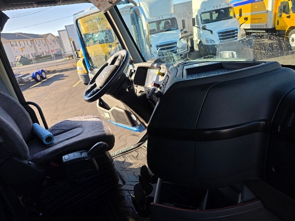 Sleeper Tractor-Heavy Duty Tractors-Volvo-2023-VNL64860-Spokane Valley-WA-481,985\n\t\tmiles-$ 98,500 - Image 15