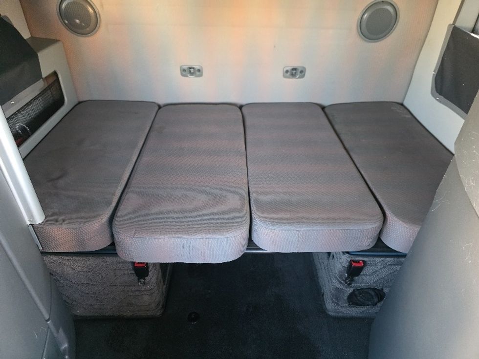 Sleeper Tractor-Heavy Duty Tractors-Volvo-2023-VNL64860-Spokane Valley-WA-481,985\n\t\tmiles-$ 98,500 - Image 16