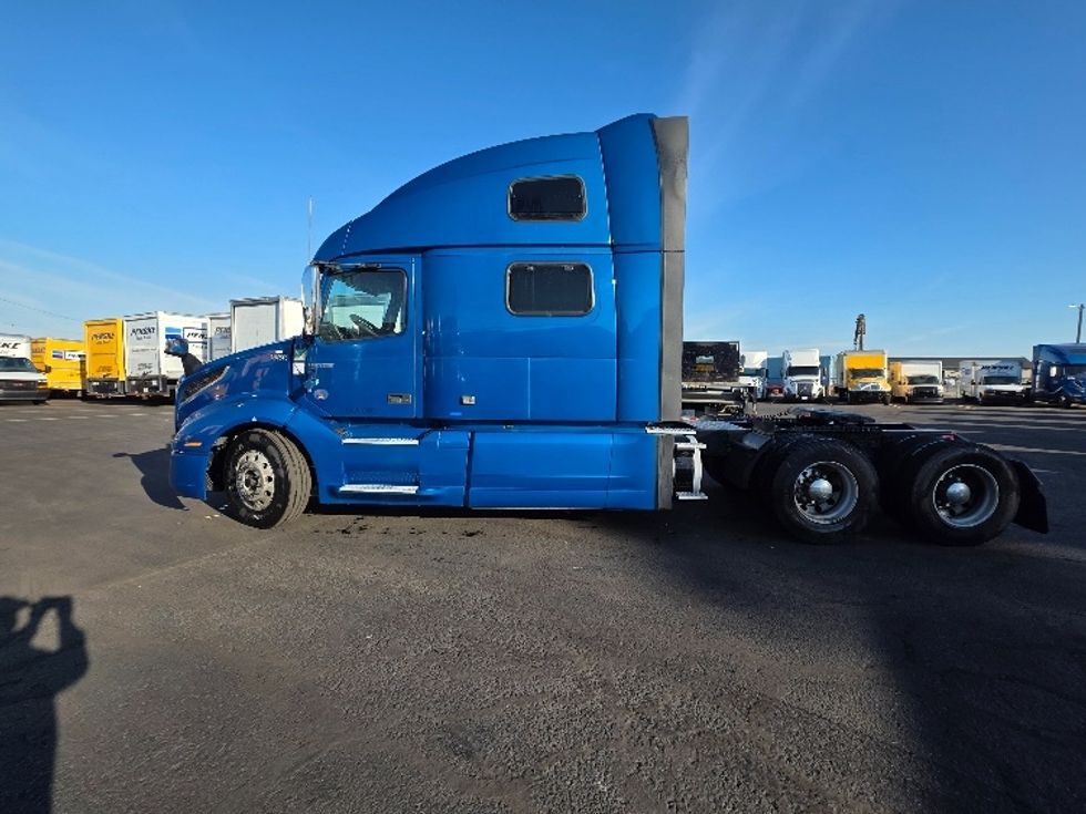 Sleeper Tractor-Heavy Duty Tractors-Volvo-2023-VNL64860-Spokane Valley-WA-481,985\n\t\tmiles-$ 98,500 - Image 4