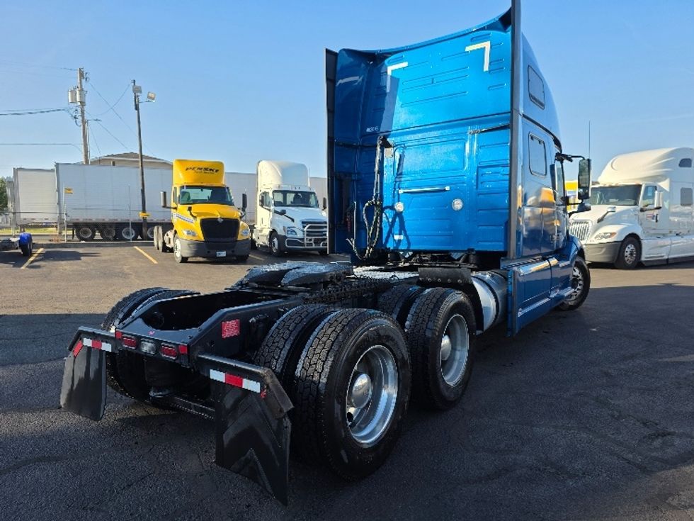 Sleeper Tractor-Heavy Duty Tractors-Volvo-2023-VNL64860-Spokane Valley-WA-481,985\n\t\tmiles-$ 98,500 - Image 7