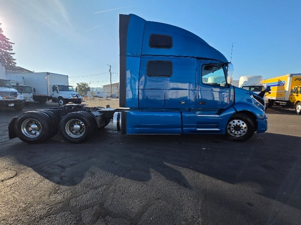 Sleeper Tractor-Heavy Duty Tractors-Volvo-2023-VNL64860-Spokane Valley-WA-481,985\n\t\tmiles-$ 98,500 - Image 8