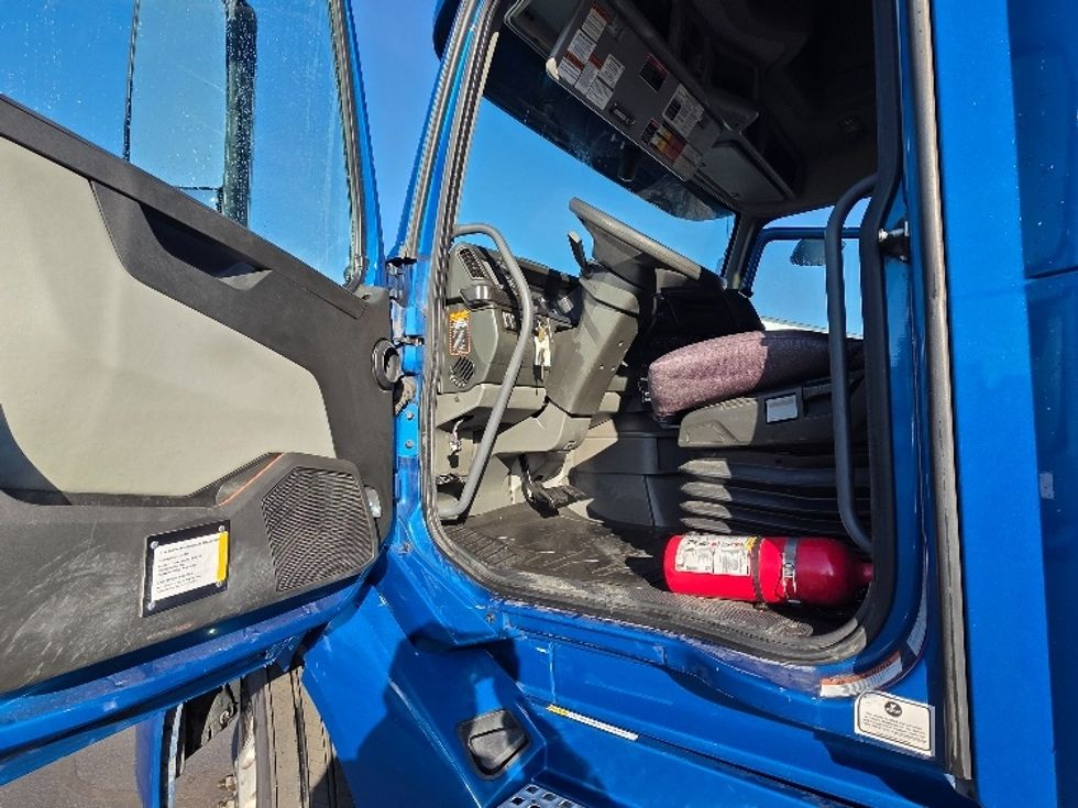 Sleeper Tractor-Heavy Duty Tractors-Volvo-2023-VNL64860-Spokane Valley-WA-481,985\n\t\tmiles-$ 98,500 - Image 9