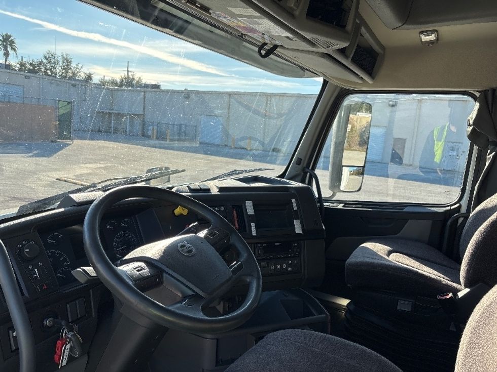 Sleeper Tractor-Heavy Duty Tractors-Volvo-2023-VNL64860-Tampa-FL-605,844\n\t\tmiles-$ 73,250 - Image 10