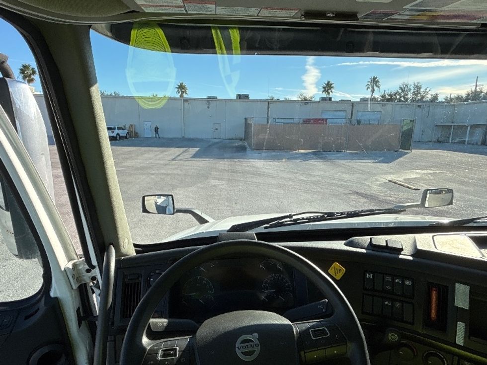 Sleeper Tractor-Heavy Duty Tractors-Volvo-2023-VNL64860-Tampa-FL-605,844\n\t\tmiles-$ 73,250 - Image 11