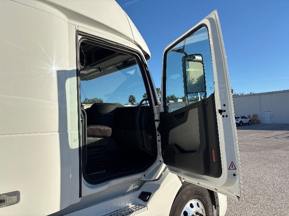 Sleeper Tractor-Heavy Duty Tractors-Volvo-2023-VNL64860-Tampa-FL-605,844\n\t\tmiles-$ 73,250 - Image 13