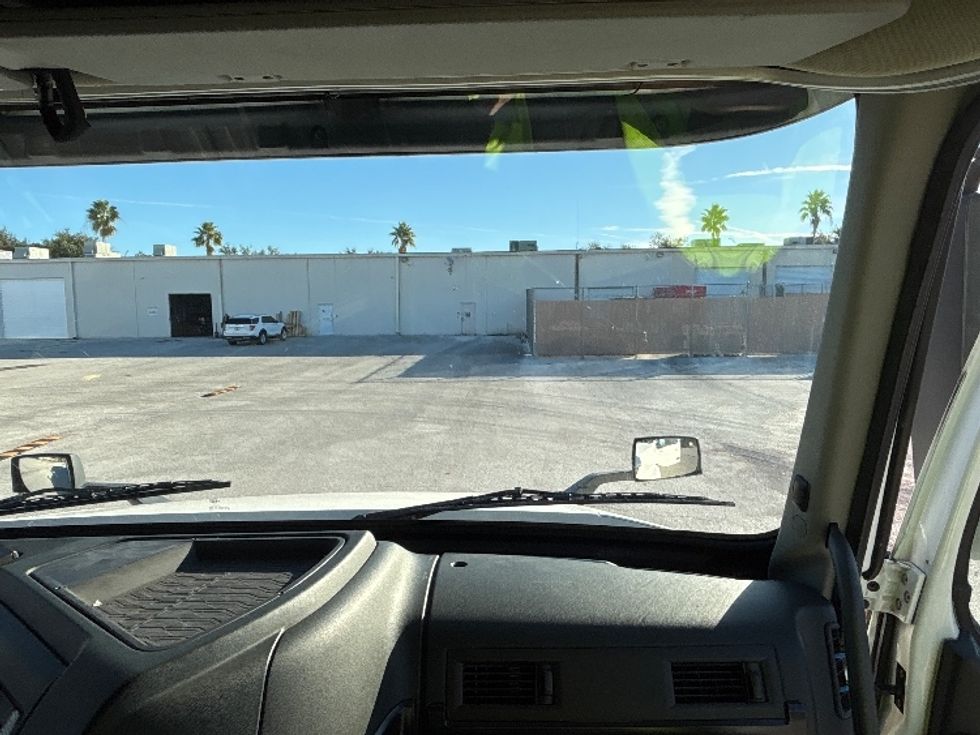 Sleeper Tractor-Heavy Duty Tractors-Volvo-2023-VNL64860-Tampa-FL-605,844\n\t\tmiles-$ 73,250 - Image 14