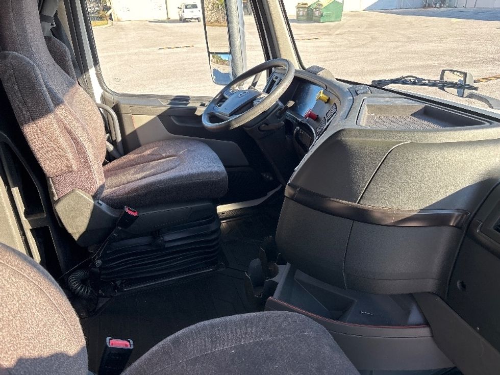 Sleeper Tractor-Heavy Duty Tractors-Volvo-2023-VNL64860-Tampa-FL-605,844\n\t\tmiles-$ 73,250 - Image 15