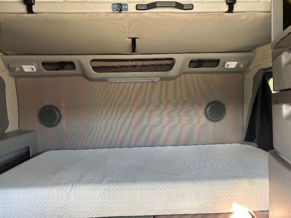 Sleeper Tractor-Heavy Duty Tractors-Volvo-2023-VNL64860-Tampa-FL-605,844\n\t\tmiles-$ 73,250 - Image 16