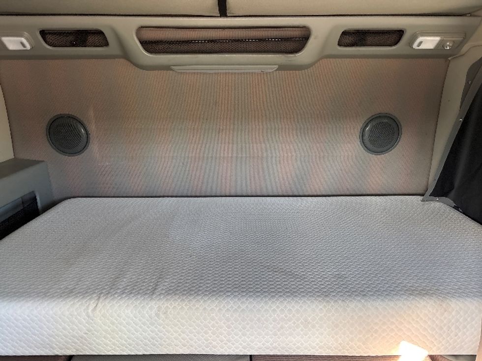 Sleeper Tractor-Heavy Duty Tractors-Volvo-2023-VNL64860-Tampa-FL-605,844\n\t\tmiles-$ 73,250 - Image 17