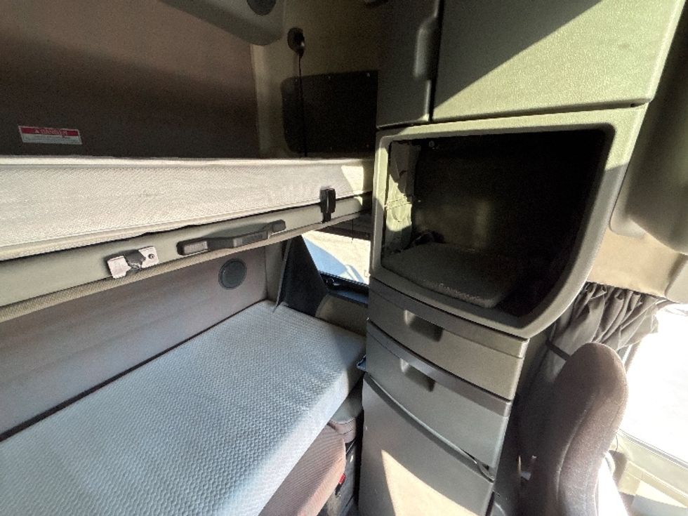 Sleeper Tractor-Heavy Duty Tractors-Volvo-2023-VNL64860-Tampa-FL-605,844\n\t\tmiles-$ 73,250 - Image 18